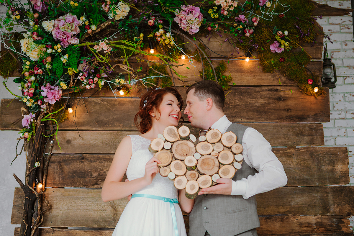 Деревянная фотозона. Деревянная свадьба. Фотозона на свадьбу. Фотозона свадьба дерево.