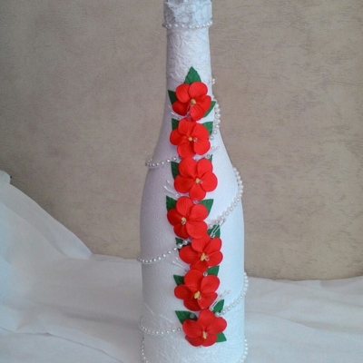 Декор свадебной бутылки в красно-белом цвете