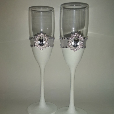 Свадебные бокалы в классическом белом стиле